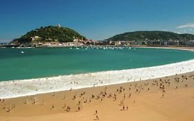 Paradise Luxurious Flat, Free Parking, 3 Double Rooms, Terrace, Jacuzzi, Fully Renovated